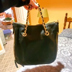 G.I.L.I crossbody bag in black.